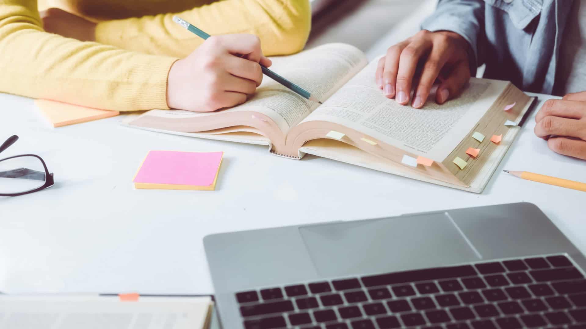 student figuring the best type of financial aid for college