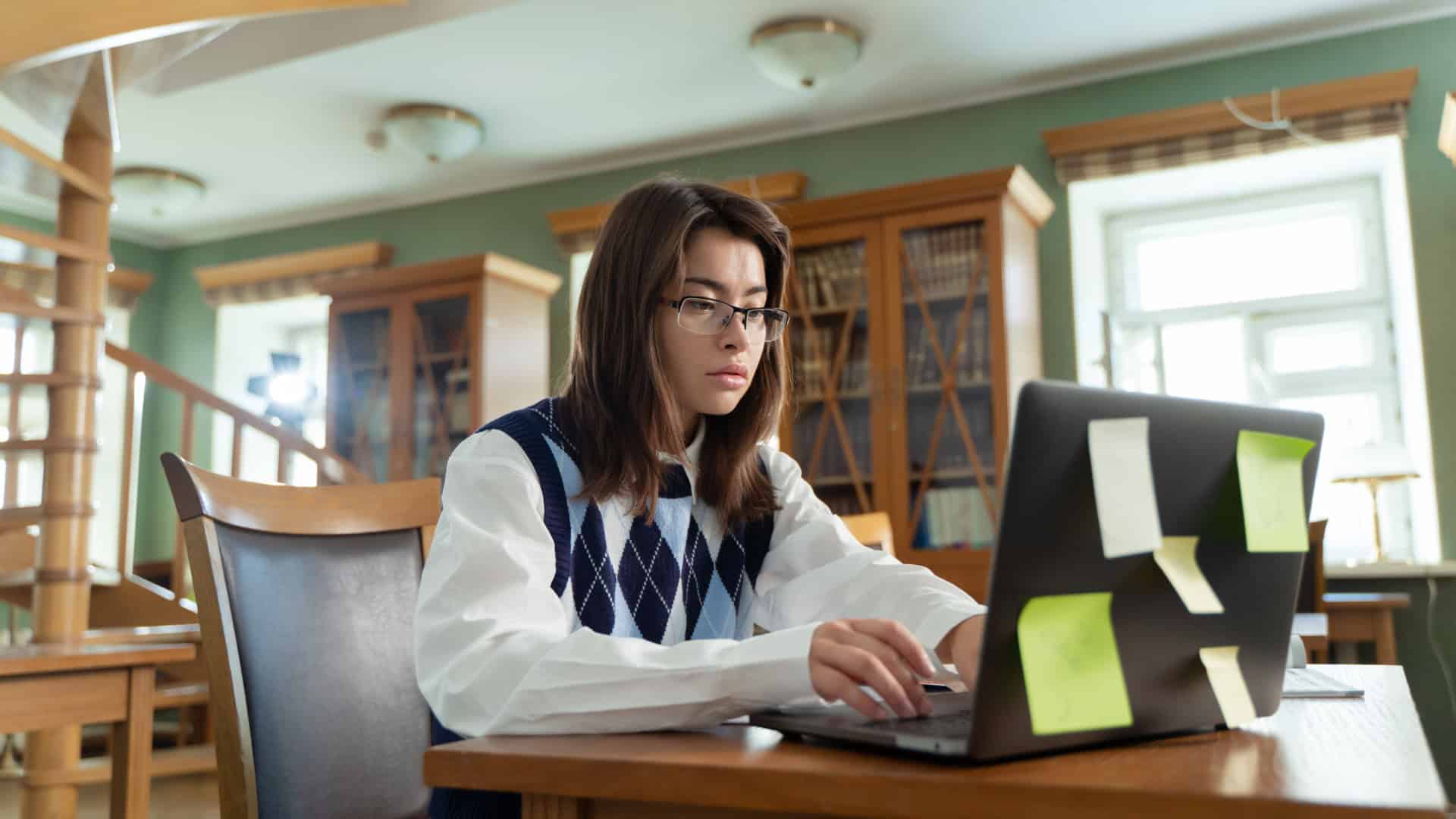 student working on deciding the best idea for her college essay