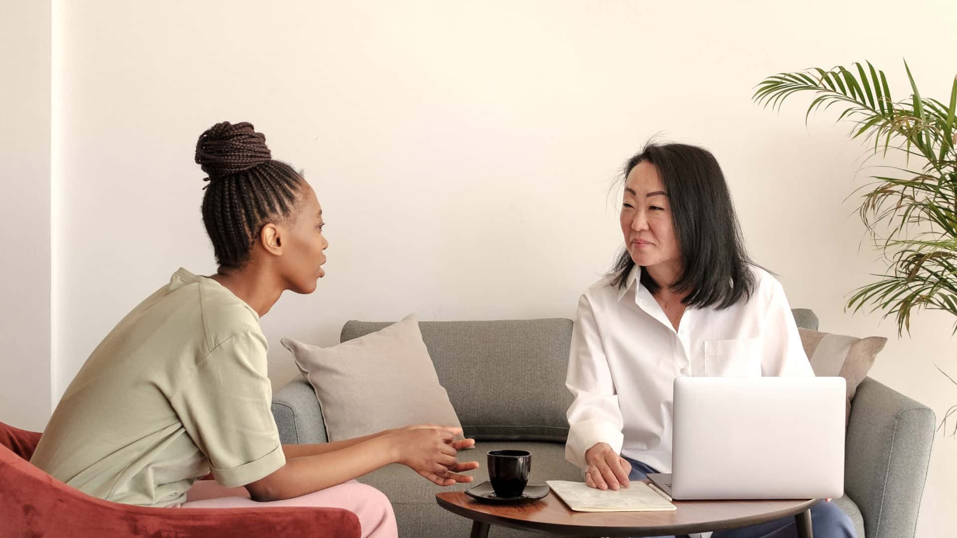 student sitting and taking advice from a college admission counselor