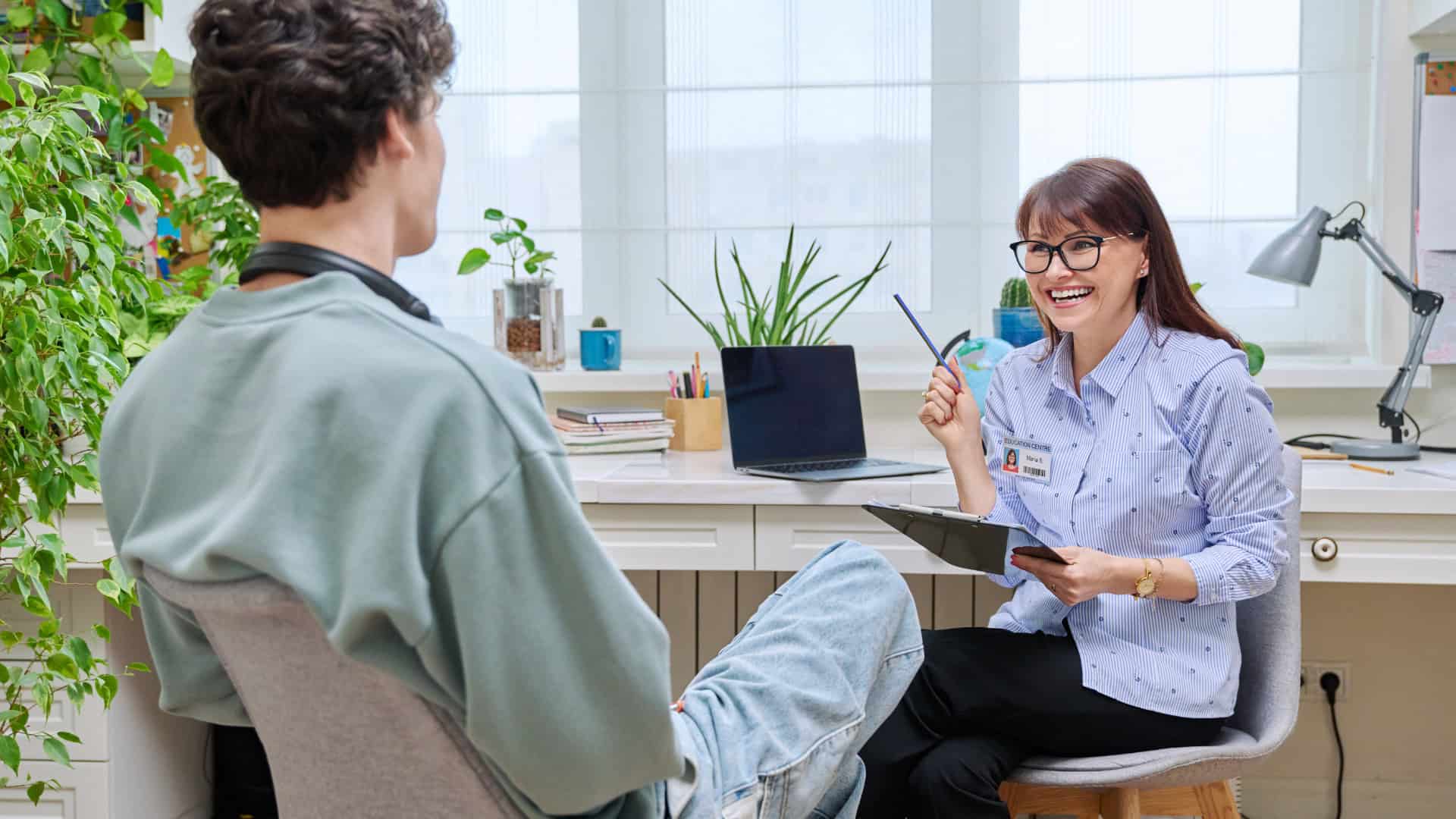 student sitting and taking advice from a college admission counselor