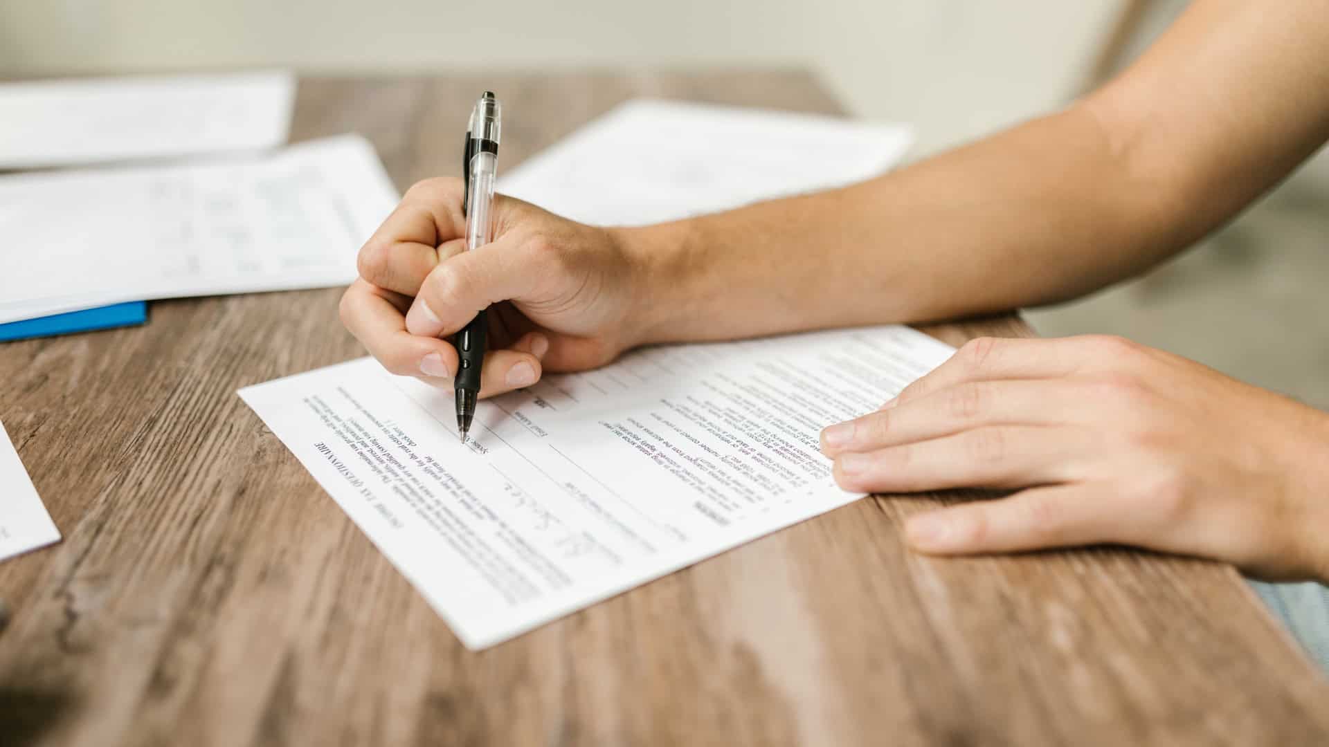 student completing the fafsa form