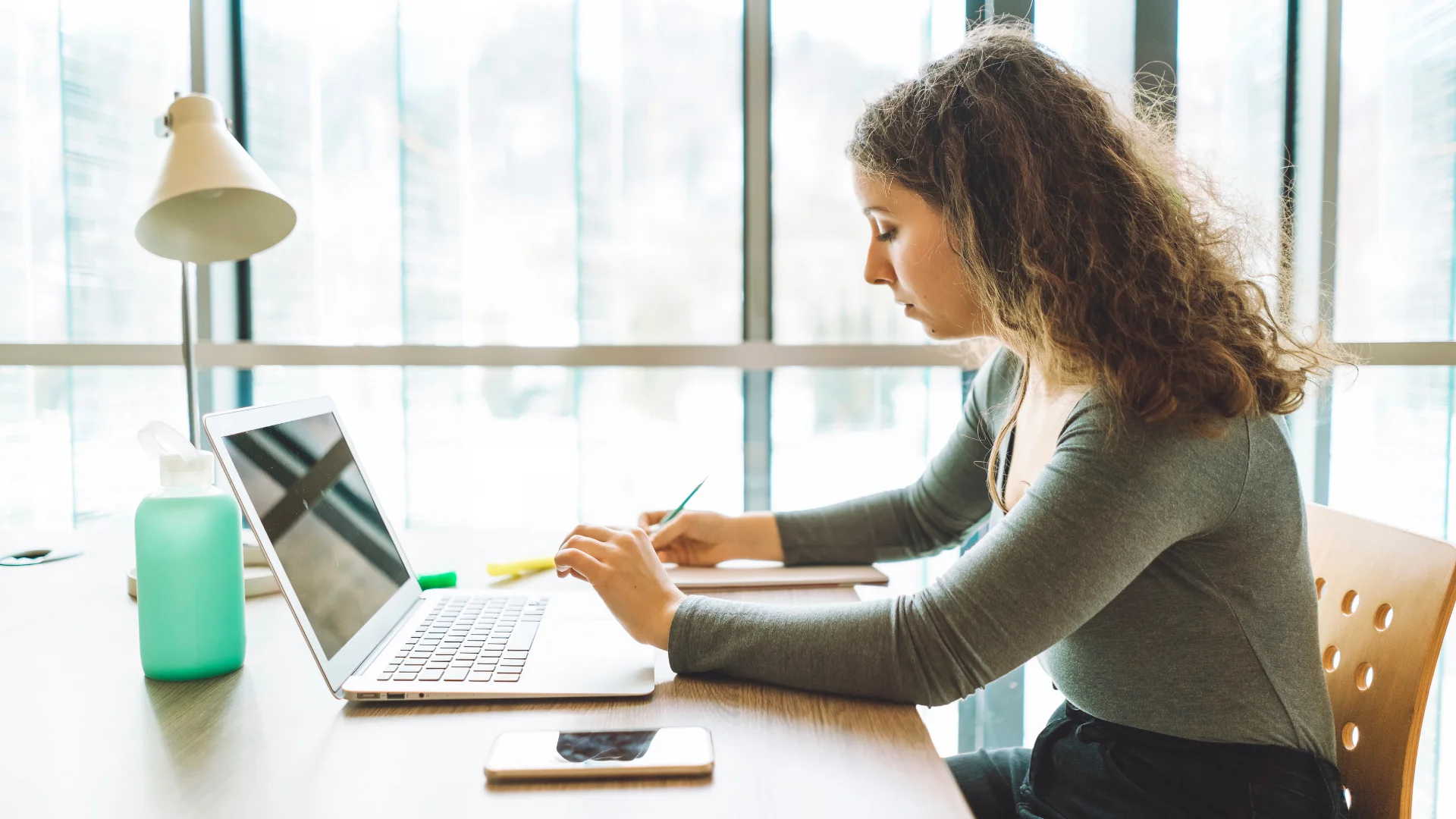 student working on her college essay