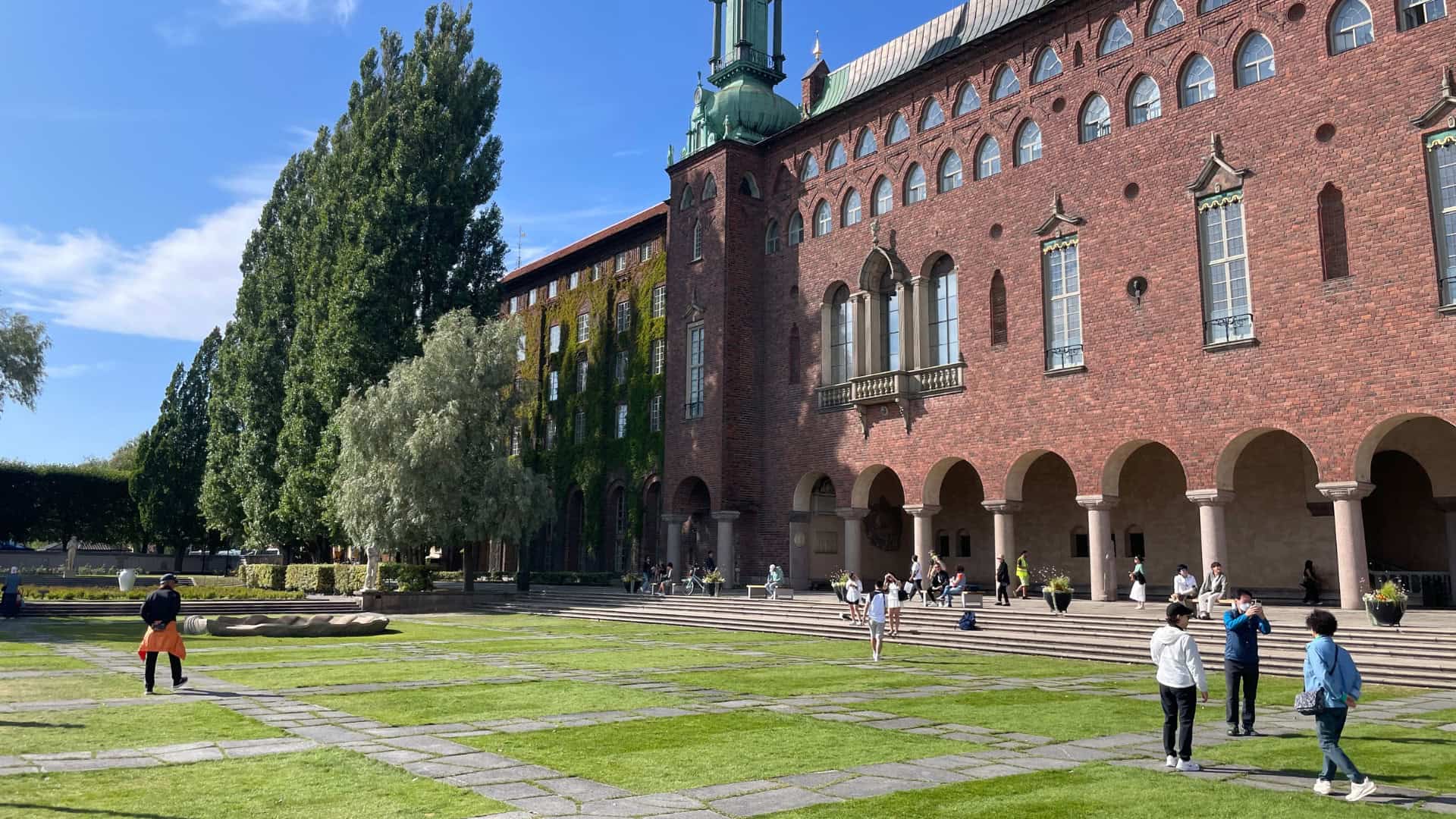 students standing on the college campus deciding if the college is good